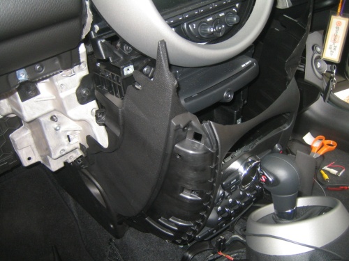 BMW MINI（R60）クロスオーバー内装取り外し（内装ばらし）